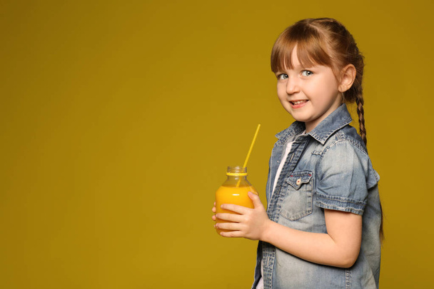 Ładna dziewczynka z soku cytrynowym na kolor tła - Zdjęcie, obraz