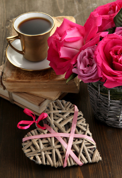 Beautiful pink roses in vase on wooden table close-up - Foto, afbeelding