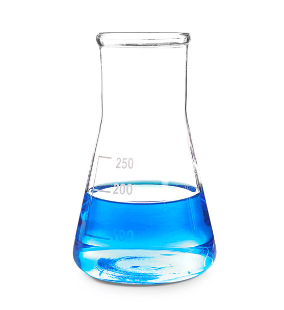 Artículos de vidrio de laboratorio con líquido azul sobre fondo blanco
 - Foto, imagen