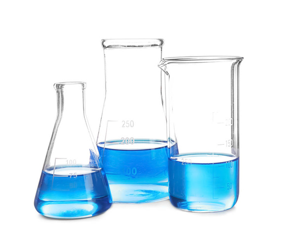 laboratorní sklo s modrou kapalinou na bílém pozadí - Fotografie, Obrázek