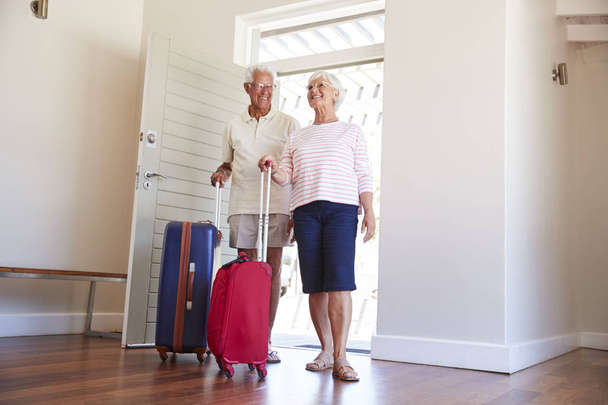 Senior Couple Arriving At Summer Vacation Rental - Foto, Bild