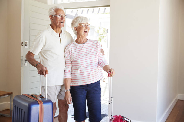 Senior Couple Arriving At Summer Vacation Rental - 写真・画像