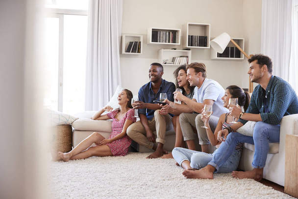 Group Of Friends Relaxing At Home Watching TV Together - Foto, Bild