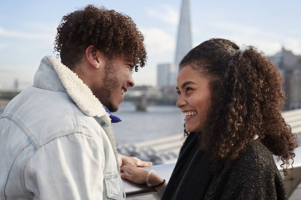 Young Tourist Couple Visiting London In Winter - Foto, Imagen