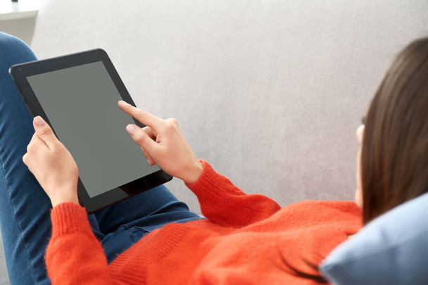 Junge Frau nutzt Tablet-Computer zu Hause - Foto, Bild