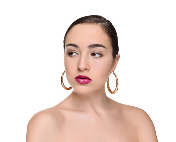 Retrato de mujer joven con hermoso maquillaje profesional sobre fondo blanco
 - Foto, Imagen