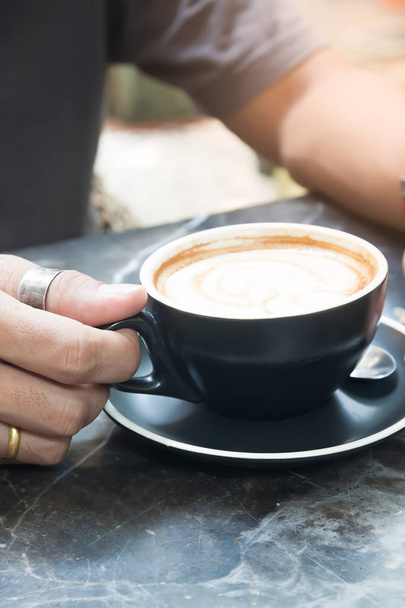 Мужская рука держит чашку кофе, стиль жизни
  - Фото, изображение