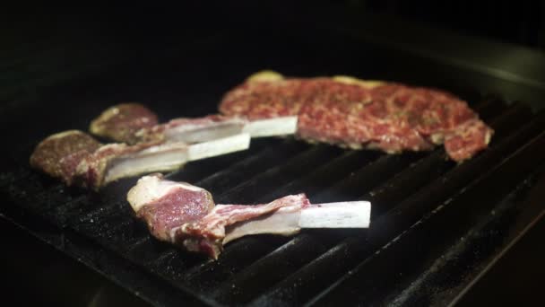 Chef vaření Grilovaná jehněčí žebírka a hovězí steak 4k - Záběry, video