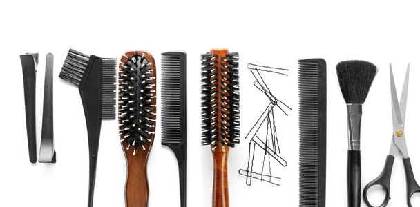 Outils professionnels de coiffeur sur fond blanc, vue de dessus
 - Photo, image