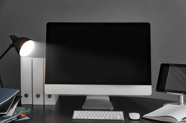 Stylish workplace with computer on table - Valokuva, kuva