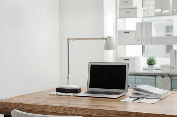 Стильне робоче місце з ноутбуком на столі
 - Фото, зображення