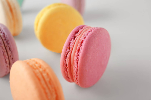 Chutné barevné macarons na bílém pozadí, closeup - Fotografie, Obrázek