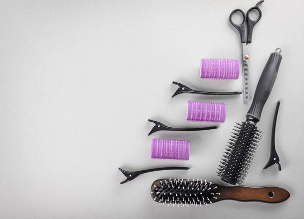 Composição de leigos planos com conjunto de ferramentas de cabeleireiro em fundo leve
 - Foto, Imagem