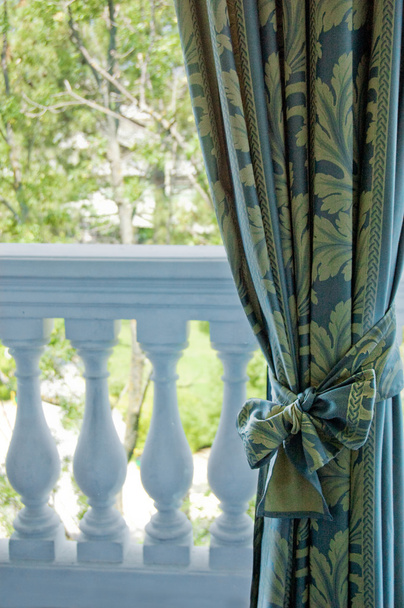 luxe gordijnen over venster - Foto, afbeelding