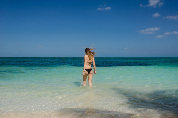 Fiatal hölgy, a Karib-Beach - Fotó, kép