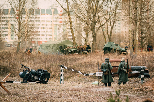 Dos soldados de la Wehrmacht están junto a la barrera. Reconstrucción
 - Foto, imagen