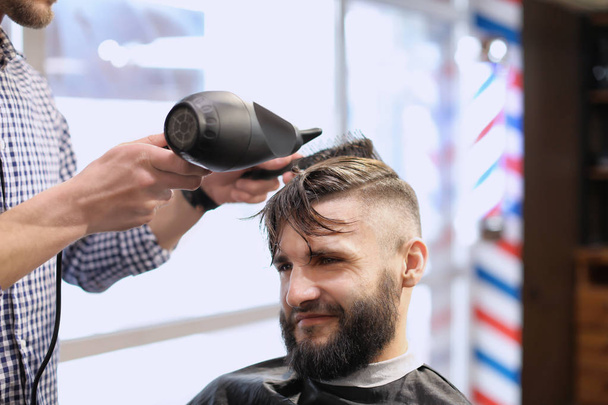 Zawodowych fryzjera, praca z klientem w salon fryzjerski - Zdjęcie, obraz