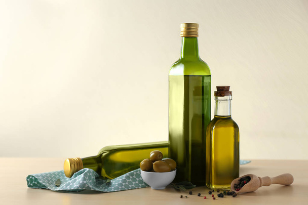 Bottiglie con olio d'oliva su fondo chiaro
 - Foto, immagini