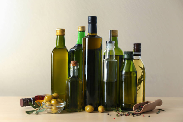 Bottiglie con olio d'oliva su fondo chiaro
 - Foto, immagini