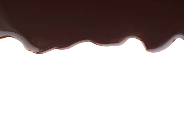 Вкусный шоколадный соус на белом фоне
 - Фото, изображение
