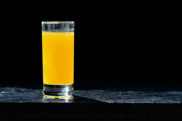 bardak portakal suyu mutfak masasında - Fotoğraf, Görsel