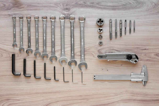 Werkzeuge in der richtigen Reihenfolge auf hölzernem Hintergrund gefaltet. Ansicht von oben - Foto, Bild