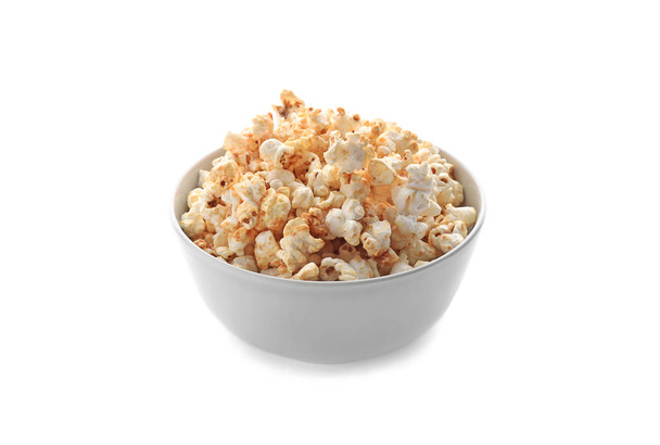 Kom voor heerlijke popcorn op witte achtergrond - Foto, afbeelding