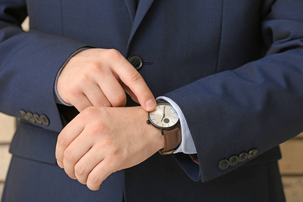 Homme regardant sa montre, gros plan. Concept de gestion du temps
 - Photo, image