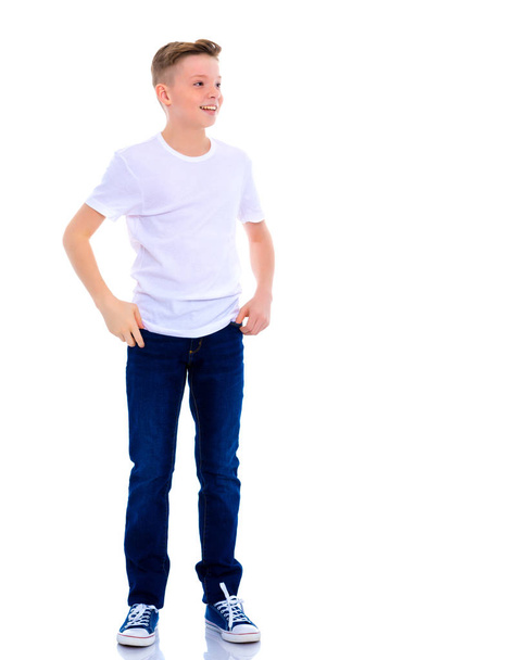 Portret chłopca nastolatek w pełny wzrost. - Zdjęcie, obraz