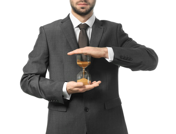 Mann mit Sanduhr auf weißem Hintergrund. Zeitmanagement-Konzept - Foto, Bild