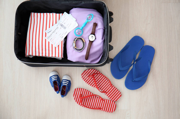Bir turistin malzeme ile açık seyahat bavul katta, üstten görünüm - Fotoğraf, Görsel