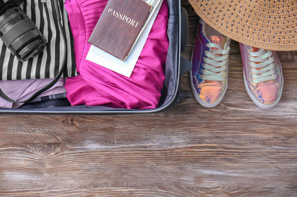 Turista dolgokat a szabad utazás bőrönd emeleten, felülnézet - Fotó, kép
