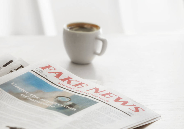 朝の新聞や白いテーブルでホット コーヒーのカップ - 写真・画像