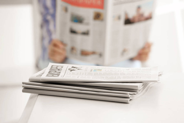 Montón de periódicos de la mañana en la mesa blanca
 - Foto, Imagen