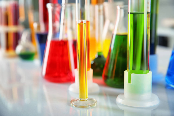 Vetreria da laboratorio con liquidi colorati in tavola, primo piano
 - Foto, immagini