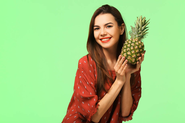 Ananas renk arka plan üzerinde çekici genç kadın - Fotoğraf, Görsel