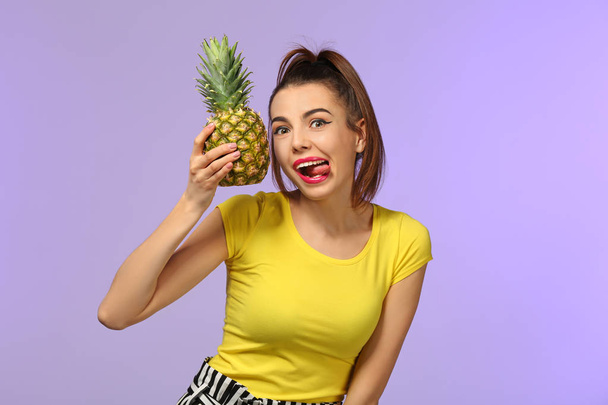 Emozionale giovane donna con ananas su sfondo di colore
 - Foto, immagini