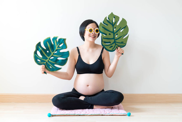 Jeune belle asiatique enceinte femme heureuse avec ses accessoires
 - Photo, image