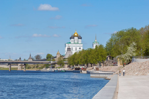 Embankment, Cathédrale de la Trinité, tours du Kremlin à Pskov
 - Photo, image