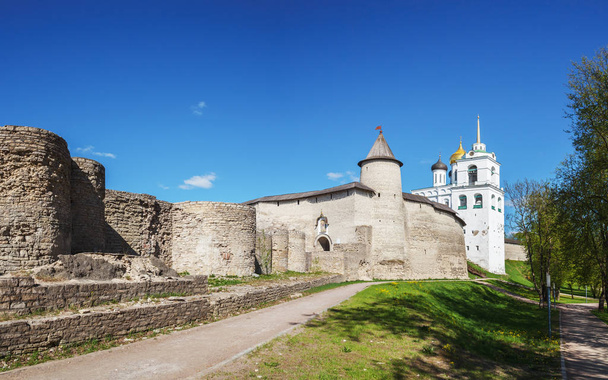 La Gran Torre y el campanario de la Catedral de la Trinidad en P
 - Foto, Imagen