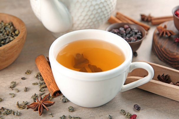 Tazza di tè aromatico in tavola
 - Foto, immagini