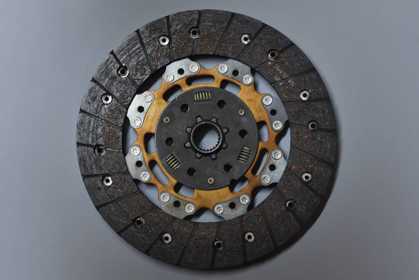 Тарілка зчеплення автомобільний метал ремонт автомобілів
 - Фото, зображення