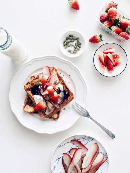 Gezond ontbijt met aardbeien Franse toast - Foto, afbeelding