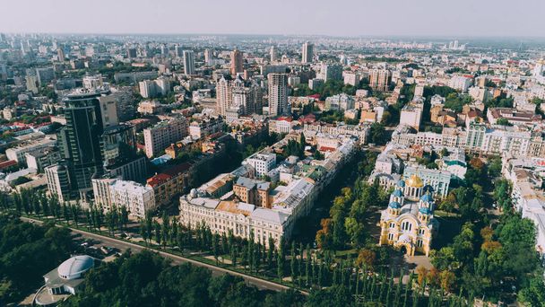 キエフ。ウクライナ。2017 年 8 月 12 日。ウラジーミルの大聖堂。空撮。教会。宗教。建物. - 写真・画像