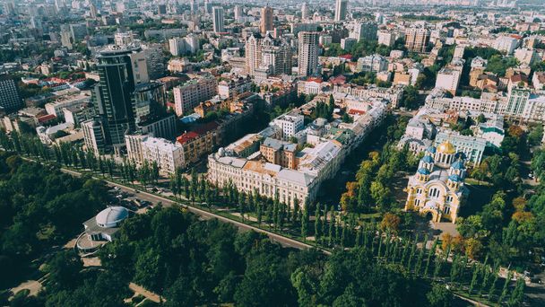 キエフ。ウクライナ。2017 年 8 月 12 日。ウラジーミルの大聖堂。空撮。教会。宗教。建物. - 写真・画像
