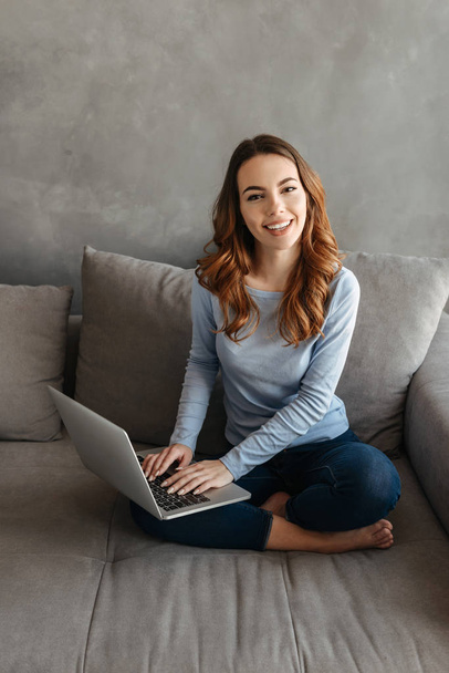 Retrato de uma jovem mulher alegre usando laptop
 - Foto, Imagem