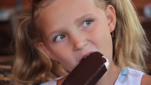 little girl eating ice cream at a cafe - Footage, Video