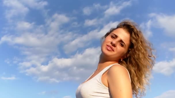 kaunis tyttö kihara tukka muotokuva meri hidastettuna
 - Materiaali, video