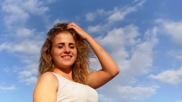 kaunis tyttö kihara tukka muotokuva meri hidastettuna
 - Materiaali, video