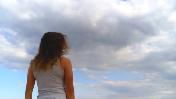 όμορφο κορίτσι σγουρά μαλλιά πορτρέτο στη θάλασσα σε αργή κίνηση - Πλάνα, βίντεο